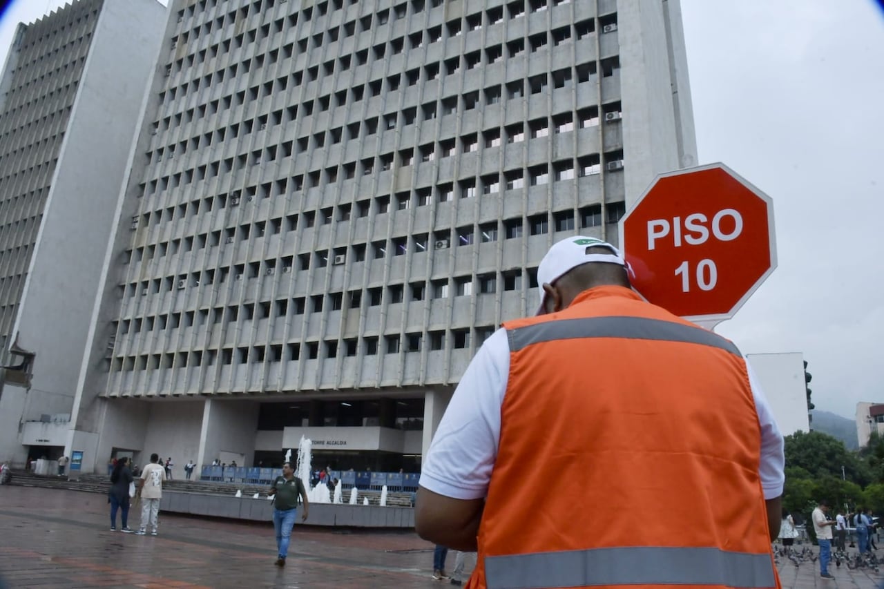 Ciudadanos y funcionarios públicos de Cali evacuaron las edificaciones para dirigirse a los puntos de encuentro establecidos durante el Simulacro Nacional de Emergencias.