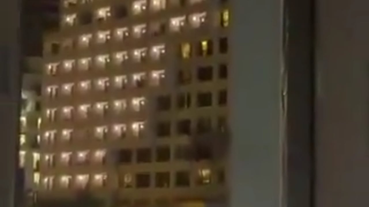 Imagen del momento en el que sale humo del hotel atacado en el centro de Beirut.