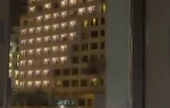 Imagen del momento en el que sale humo del hotel atacado en el centro de Beirut.