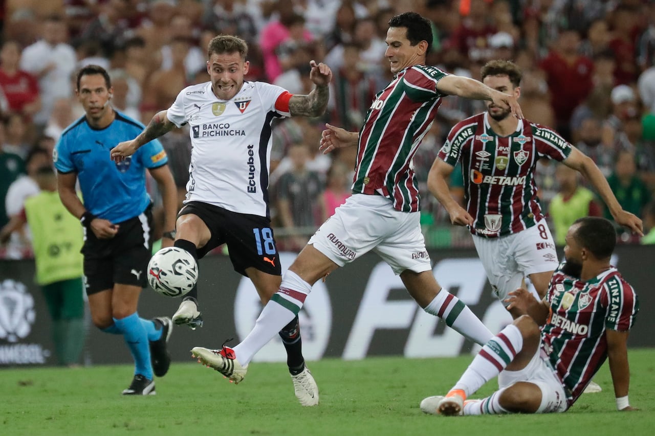 Lucas Piovi de la Liga Deportiva Universitaria de Ecuador, izquierda, y PH Ganso del Fluminense de Brasil luchan por el balón durante la final de la Recopa Sudamericana en el estadio Maracaná de Río de Janeiro, Brasil, el jueves 29 de febrero de 2024. (AP Foto/Bruna Prado)