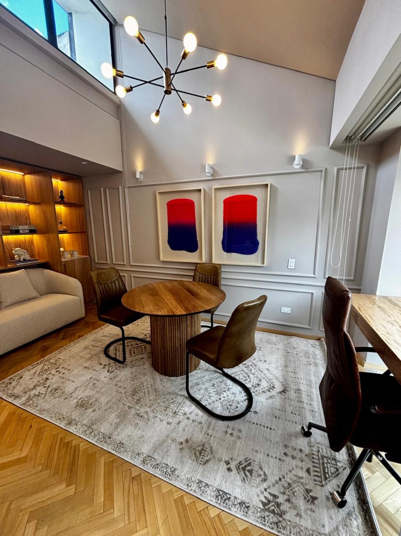 Para las parejas que trabajan en casa, adaptar un espacio para compartir, pero también concentrarse es ideal. Un buen escritorio, sofá y un comedor auxiliar, piezas perfectas.