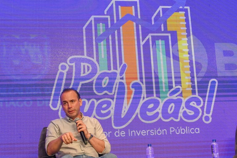 El alcalde Alejandro Eder recibió el reconocimiento que le fue entregado por la estrategia Pa' que Veas, con la que busca acercar a la comunidad con la información de los recursos públicos.