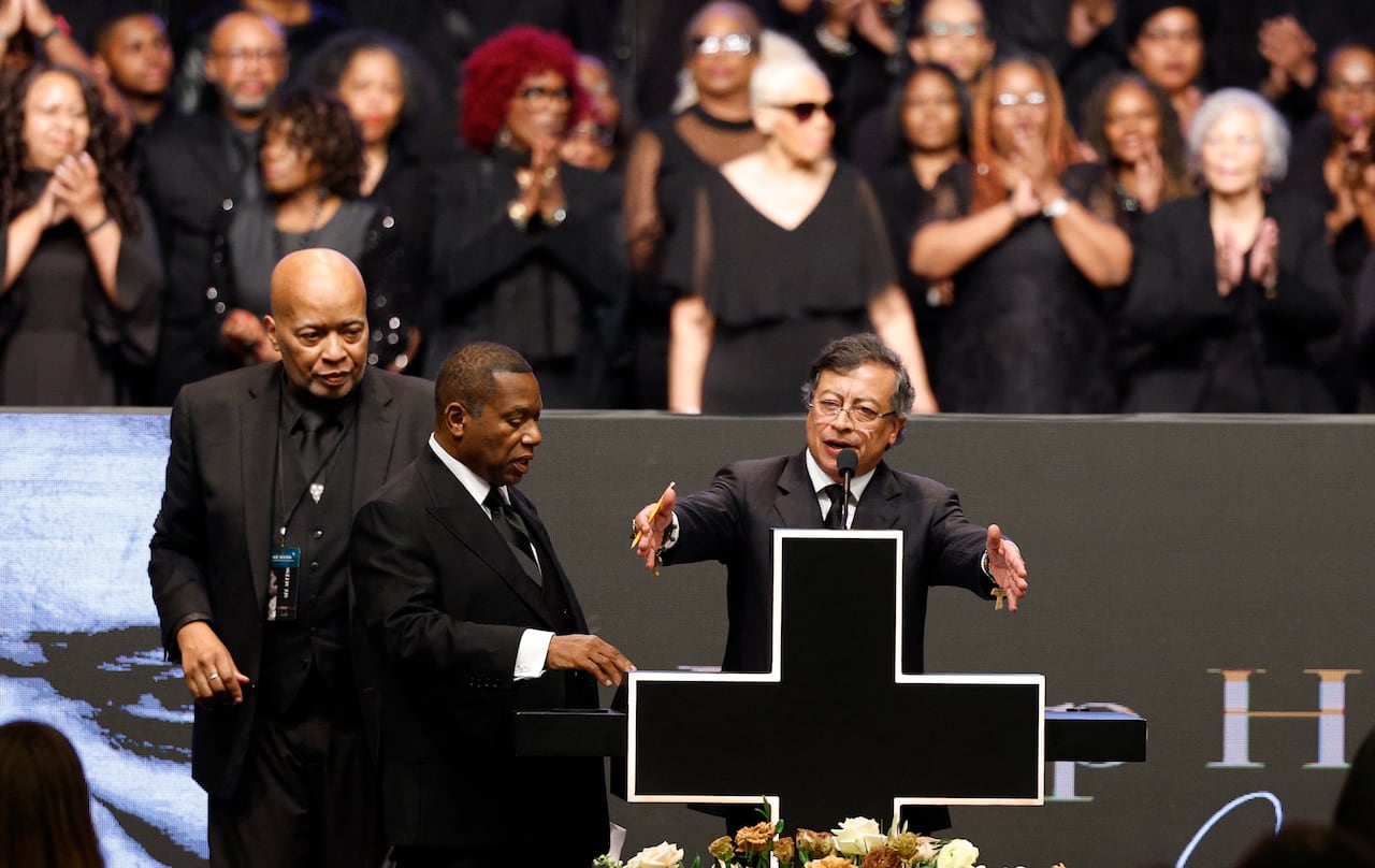 El presidente colombiano Gustavo Petro (centro) habla en un servicio conmemorativo público para celebrar la vida del activista de derechos civiles, el reverendo Jesse Jackson, en Chicago, Illinois, el 6 de marzo de 2026.