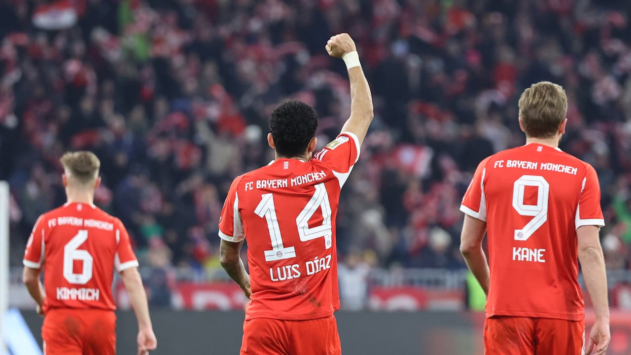 El delantero colombiano #14 del Bayern Múnich, Luis Díaz (C), celebra con sus compañeros el 4-1 durante el partido de la Bundesliga alemana entre el FC Bayern Múnich y el TSG 1899 Hoffenheim en Múnich, sur de Alemania, el 8 de febrero de 2026. (Foto de Alexandra BEIER / AFP)