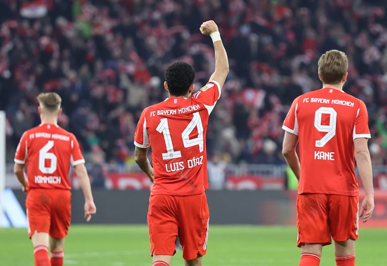 El delantero colombiano #14 del Bayern Múnich, Luis Díaz (C), celebra con sus compañeros el 4-1 durante el partido de la Bundesliga alemana entre el FC Bayern Múnich y el TSG 1899 Hoffenheim en Múnich, sur de Alemania, el 8 de febrero de 2026. (Foto de Alexandra BEIER / AFP)