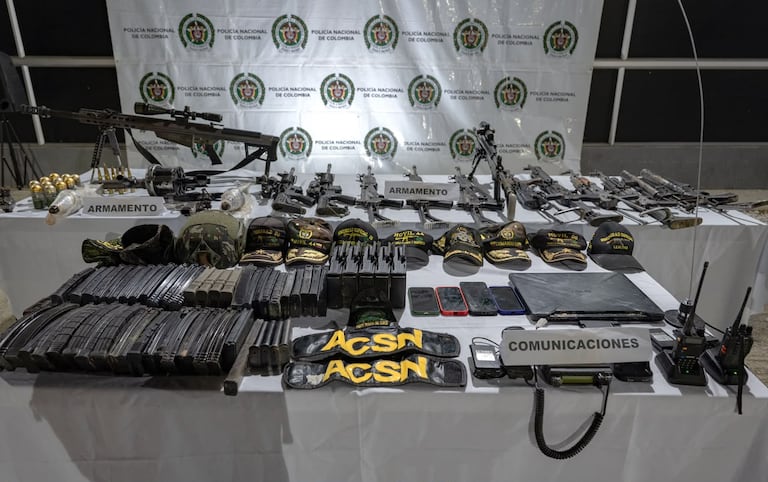 Armamento y equipos de interceptación decomisados a Los Pachenca en el operativo contra alias Cholo.