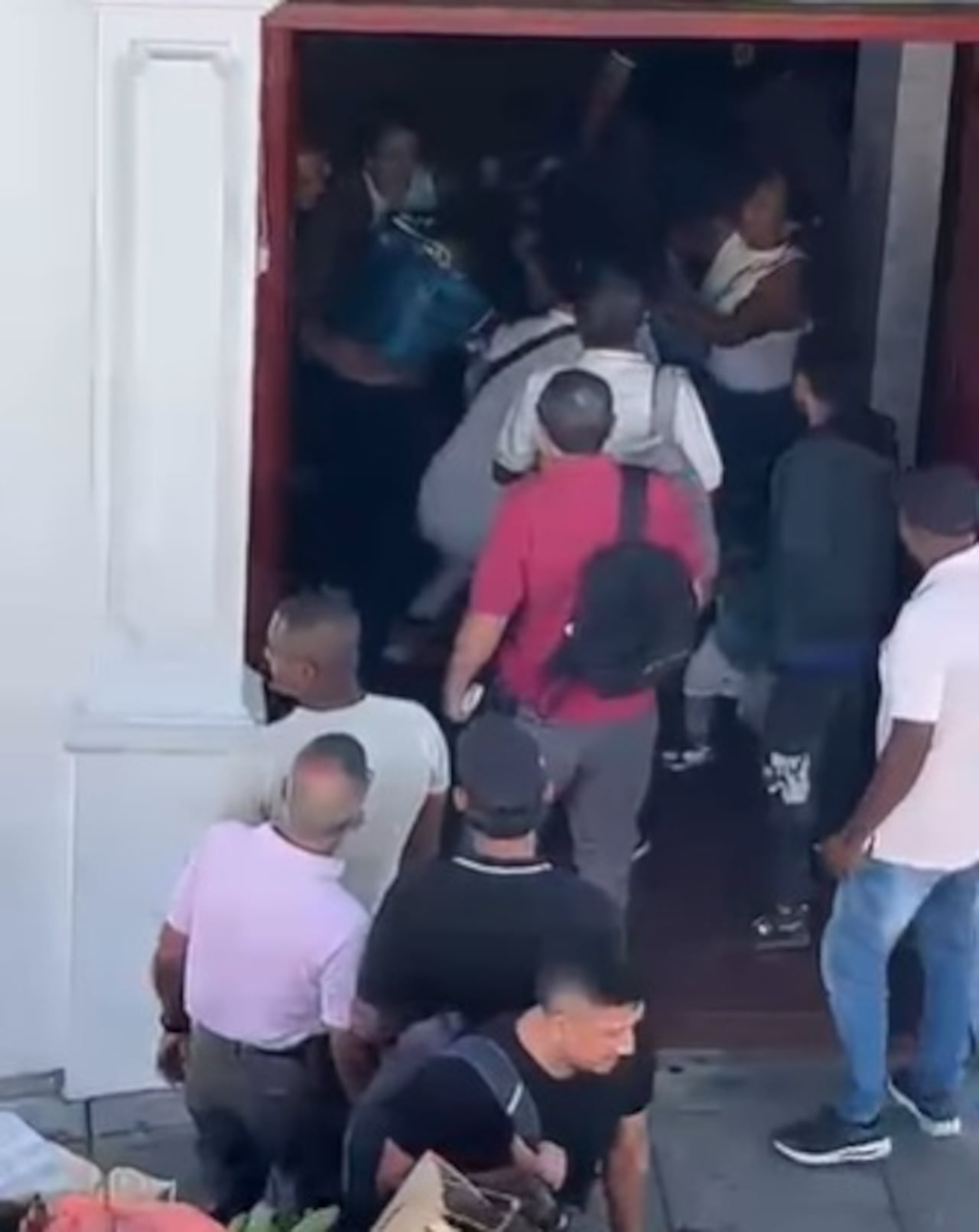 Testigos indicaron que el altercado comenzó tras el impacto de una tricimoto contra una motocicleta estacionada junto al andén, de ahí que las dos mujeres se atacaron a golpes.