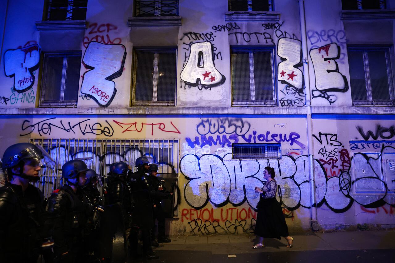 Las protestas iniciaron durante la celebración de la victoria de la izquierda en Francia.