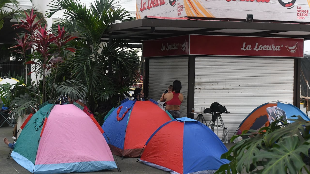 Cali: Protesta de la Minga Indígena Cali en la Plazoleta Jairo Varela. Exigiendo vivienda digna