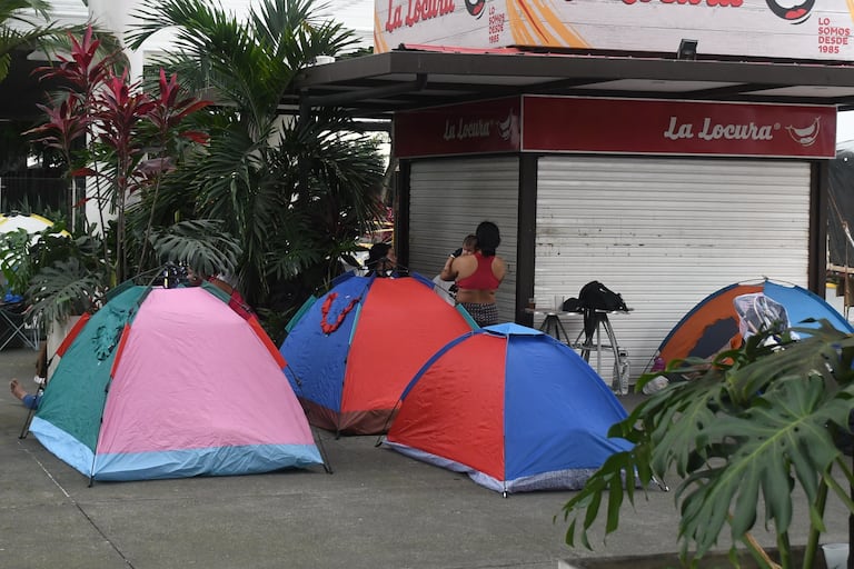 Cali: Protesta de la Minga Indígena Cali en la Plazoleta Jairo Varela. Exigiendo vivienda digna
