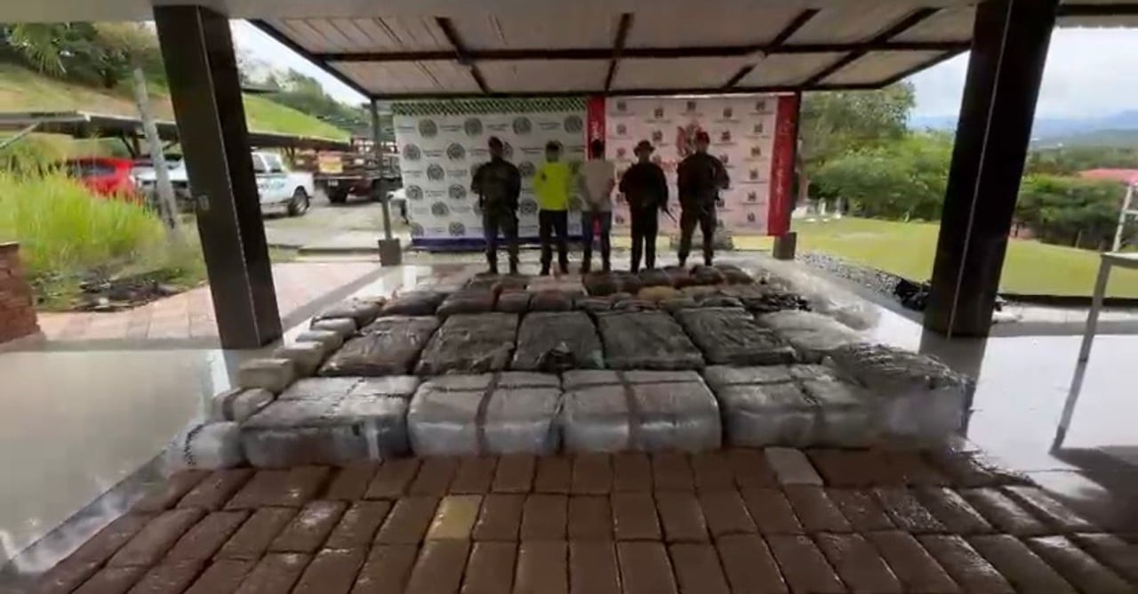 La droga, tipo exportación, era transportada de manera oculta entre ladrillos y material de construcción para evadir a las autoridades.