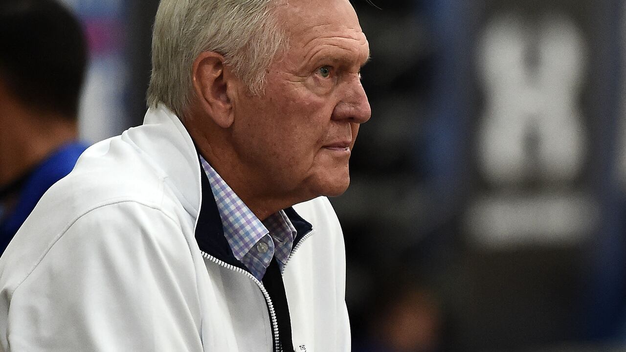Jerry West mira el juego durante el día dos de la NBA . (Photo by Stacy Revere / GETTY IMAGES NORTH AMERICA / AFP)