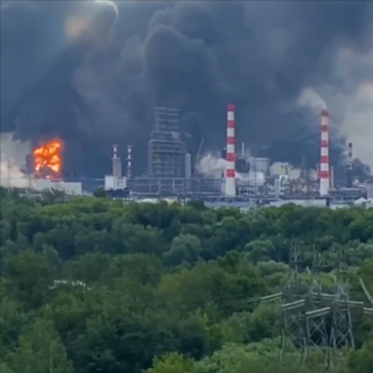 El ataque causó un incendio en una importante refinería.