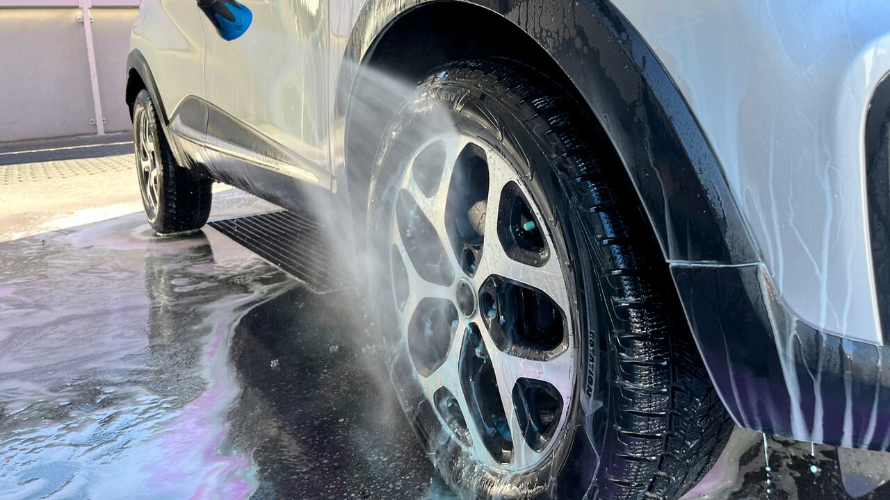 Un lavado adecuado ayuda a conservar el labrado y prolongar la vida útil de las llantas