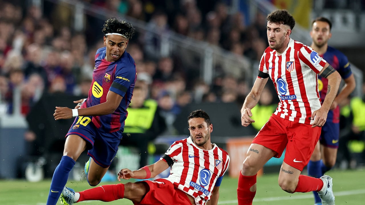 El delantero español del Barcelona, Lamine Yamal (número 10), disputa el balón con el centrocampista español del Atlético de Madrid, Koke (número 6), durante el partido de ida de los cuartos de final de la Liga de Campeones de la UEFA entre el FC Barcelona y el Club Atlético de Madrid en el Camp Nou de Barcelona el 8 de abril de 2026. (Foto de Josep LAGO / AFP)
