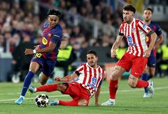 El delantero español del Barcelona, Lamine Yamal (número 10), disputa el balón con el centrocampista español del Atlético de Madrid, Koke (número 6), durante el partido de ida de los cuartos de final de la Liga de Campeones de la UEFA entre el FC Barcelona y el Club Atlético de Madrid en el Camp Nou de Barcelona el 8 de abril de 2026. (Foto de Josep LAGO / AFP)