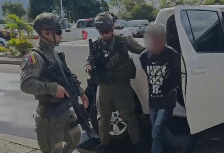 Alias Hernando fue capturado mediante orden judicial durante un allanamiento realizado por la Policía Nacional en el municipio de Piendamó, Cauca.