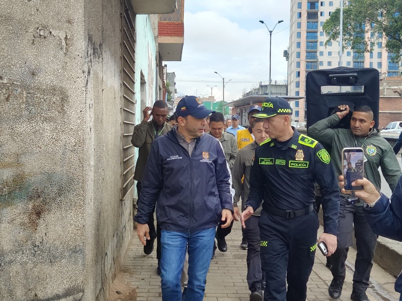Alcalde Alejandro Eder realizando el recorrido en el barrio San Pascual durante la demolición de edificaciones.