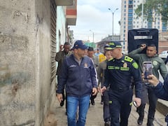 Alcalde Alejandro Eder realizando el recorrido en el barrio San Pascual durante la demolición de edificaciones.