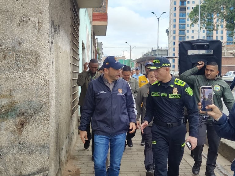 Alcalde Alejandro Eder realizando el recorrido en el barrio San Pascual durante la demolición de edificaciones.