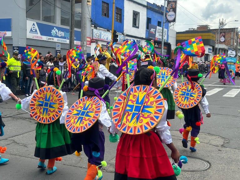 Trajes como este, resaltaron en medio del desfile del 'Carnavalito'.