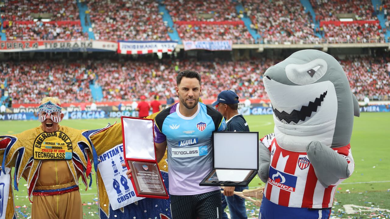 Sebastián Viera recibió varias placas antes de su partido de despedida con el Junior.