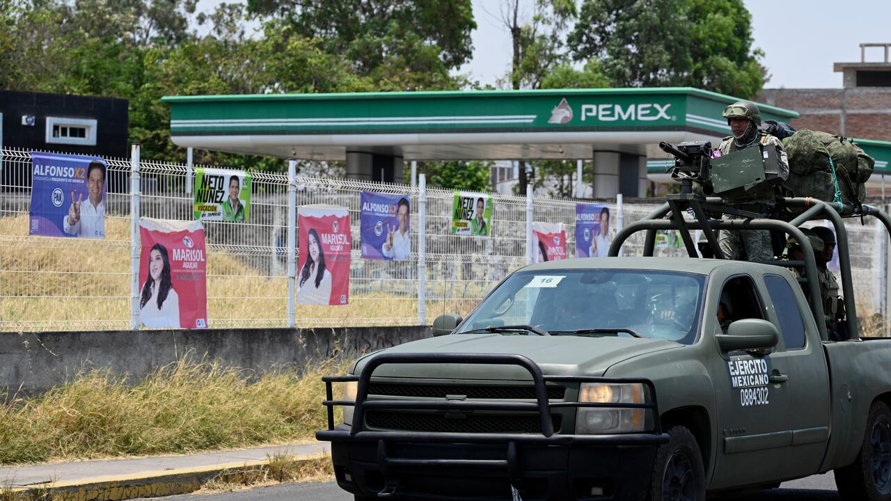Soldados del Ejército Mexicano patrullan afuera de una gasolinera en las calles de Morelia, estado de Michoacán, México, el 15 de mayo de 2024. (Foto de ALFREDO ESTRELLA/AFP)