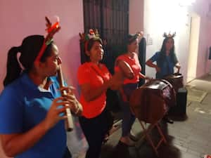 Son Mujer es una de las tantas chirimías que ahora se presentan en el parque Caldas, aprovechando la visita de cientos de familias que llegan a este lugar para ver el alumbrado navideño.