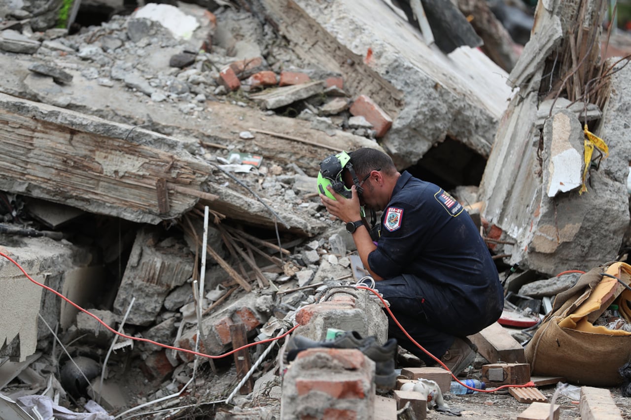 Un miembro de un equipo de búsqueda y rescate del condado de Fairfax, Virginia, evalúa los daños causados por el terremoto en Cali, Colombia, el domingo 16 de agosto de 2026. (Foto AP/Santiago Saldarriaga)