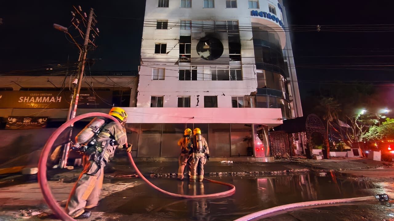 Bomberos Cali atiende incendio en el hotel Metropolis Plaza, en Cali.