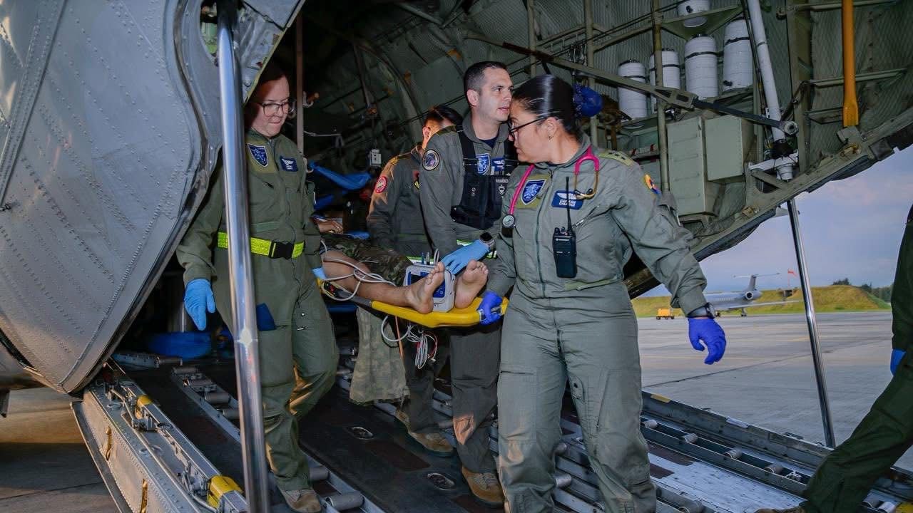 El accidente del avión Hércules C-130 de la Fuerza Aeroespacial Colombiana, ocurrido en inmediaciones de Puerto Leguízamo, ha generado conmoción en todo el país. La aeronave, que transportaba a decenas de uniformados, presentó una emergencia pocos minutos después de despegar, provocando un siniestro que dejó múltiples víctimas entre fallecidos, heridos y desaparecidos.