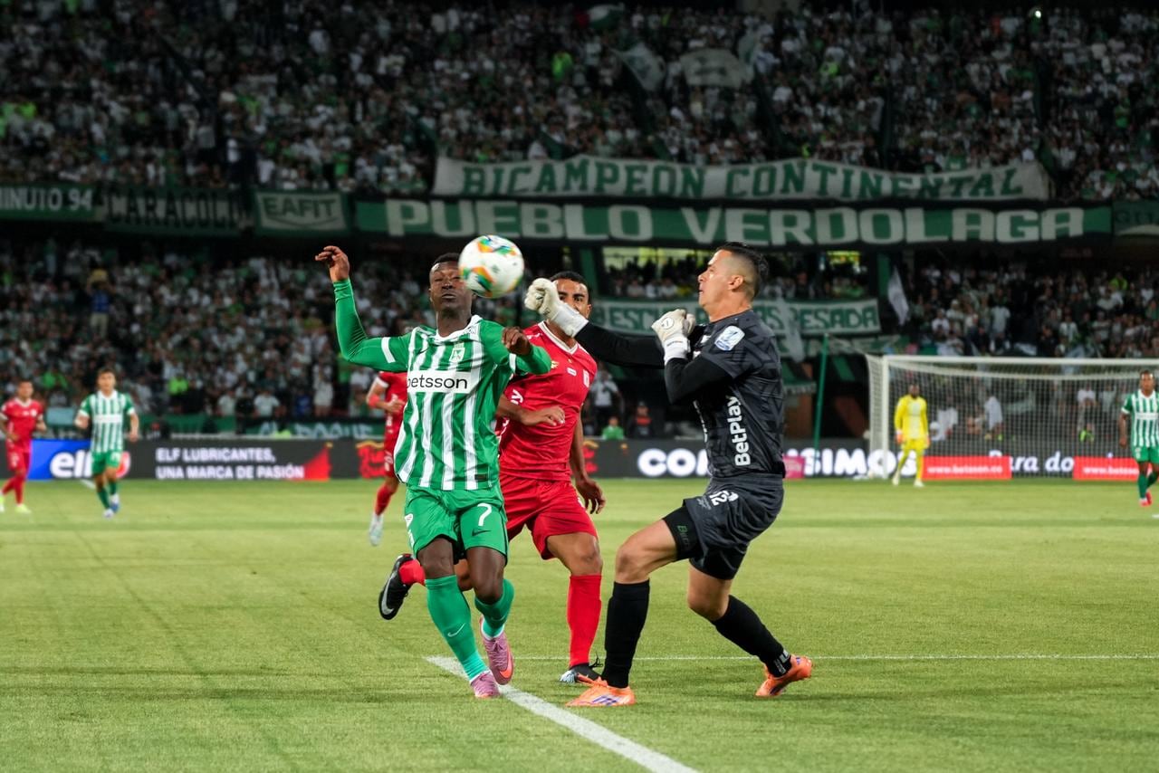 Marlos Moreno, Omar Bertel y Jorge Soto en una acción de juego.