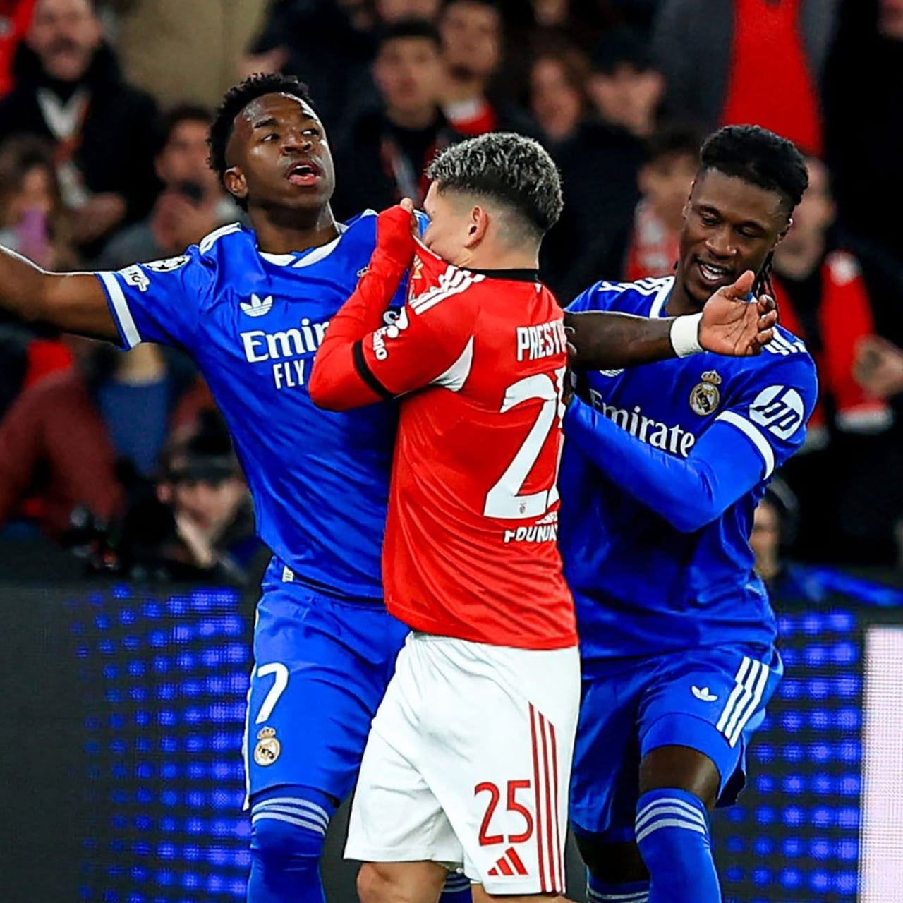 En un partido de Champions League, Gianluca Prestianni (centro) del Benfica discute con Vinícius Júnior (izq.) del Real Madrid.