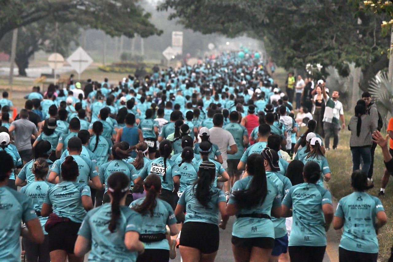 Afición: Con la participación de más de 9 mil atletas en 42k, 21k y 10 k se llevó a cabo la 2 versión de la Maratón del Valle. foto José L Guzmán. EL País.