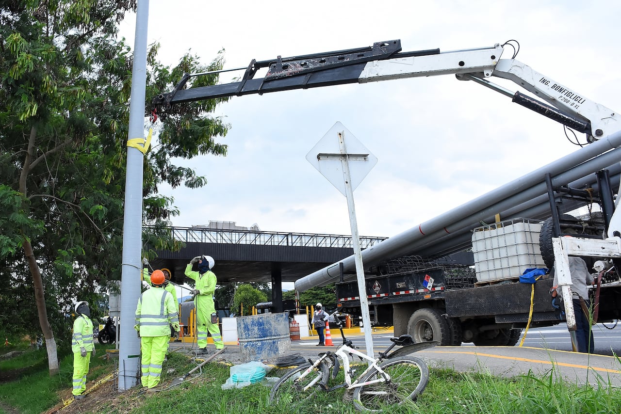 Instalación de las luminarias fotovoltaicas en la recta Cali Palmira