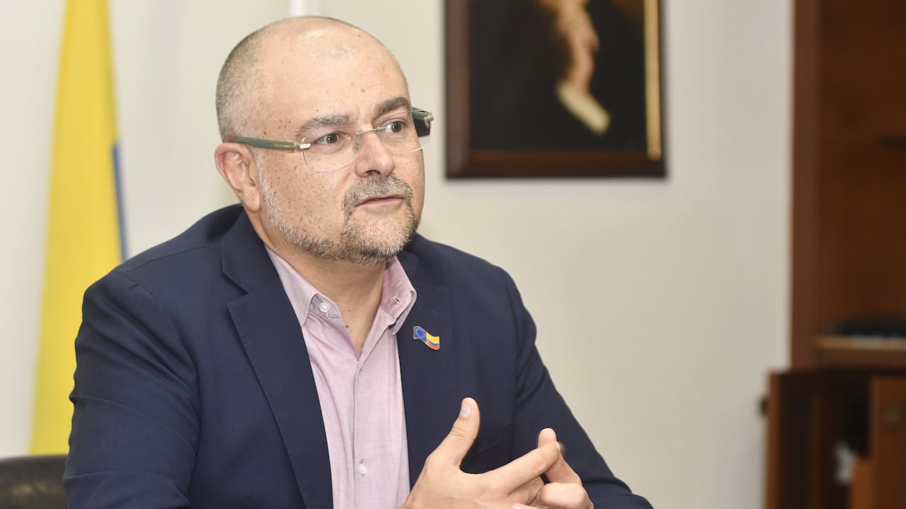 Orden: Embajador de la Unión Europea en Colombia. Gilles Bertrand. foto José L Guzmán. EL País