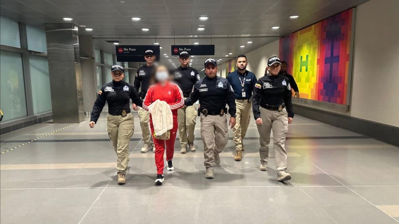 Bajo estrictas medidas de seguridad de la Dijín e Interpol, arribó al aeropuerto El Dorado alias ‘Mayerly’, presunta testaferra del ELN requerida por lavado de activos agravado.