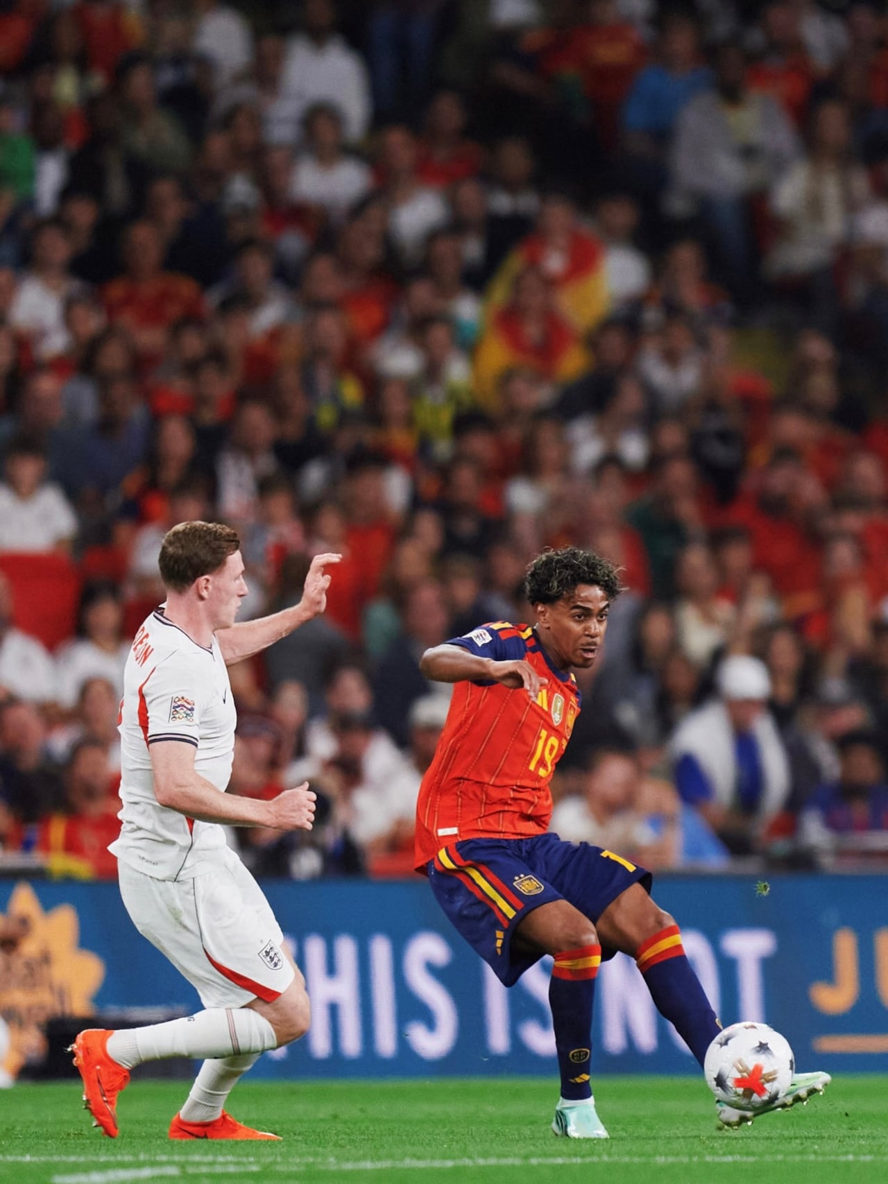 Lamine Yamal intenta dar un pase en el partido entre España e Inglaterra.