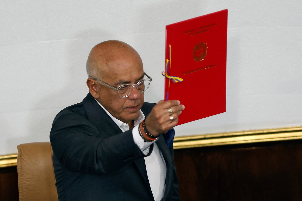 Jorge Rodríguez sostiene en sus manos el proyecto de Ley de Amnistía