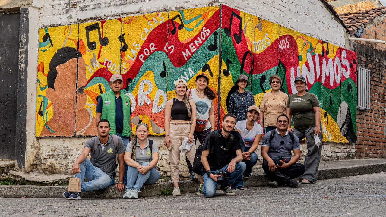 Los grafitis bordados en Cartago se encuentran en el recorrido que hacen los turistas con la ruta del bordado.
Foto: Juan Carlos de la agencia Wowco