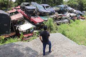 Cerca de 1200 vehículos convertidos en chatarra permanecen en un lote de la avenida pasoancho con 66 en el sur de Cali pese a la orden de retirarlos emitida hace dos años.