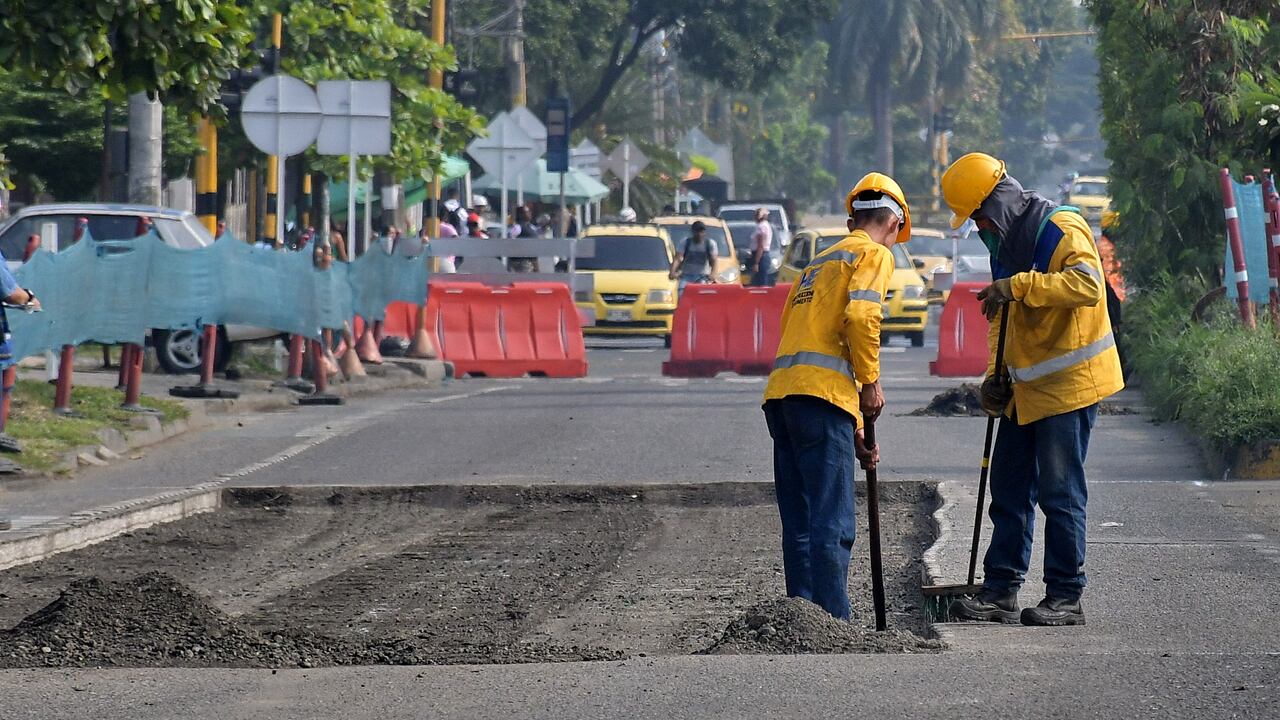 En la Calle 70, Alcaldía de Cali empieza a recuperar la malla vial, El grupo operativo de la Secretaría de Infraestructura de Cali avanza en su propósito de recuperar esta zona de la ciudad. Fotos Raúl Palacios / El Pais Cali.
