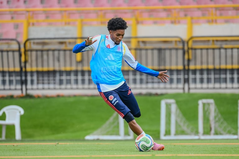 Johan Mojica en entrenamiento de la Selección Colombia en la ciudad de Bogotá.