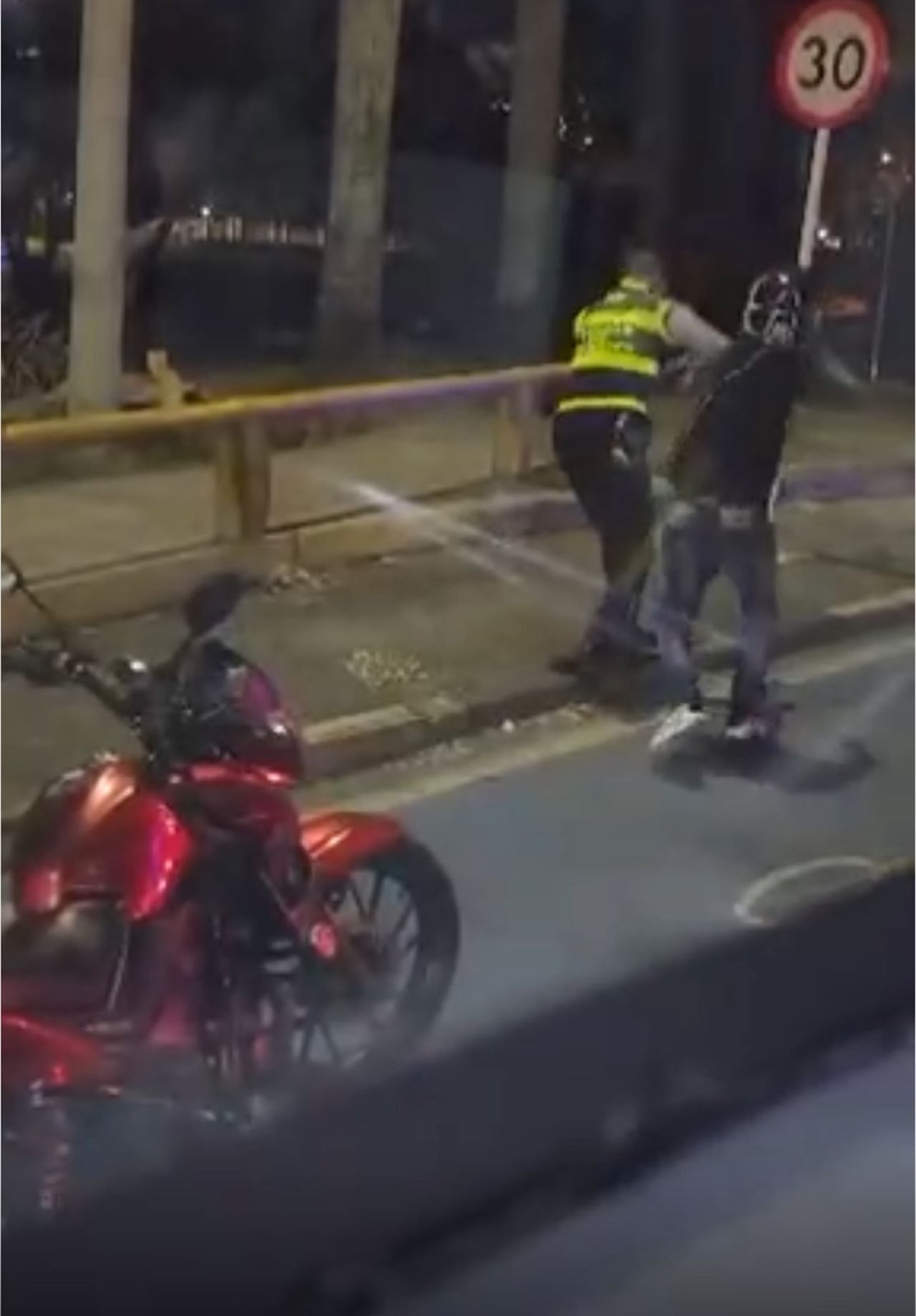 El ataque, registrado en video, ocurrió luego de que los agentes solicitaran documentos a motociclistas que infringían las normas de tránsito.