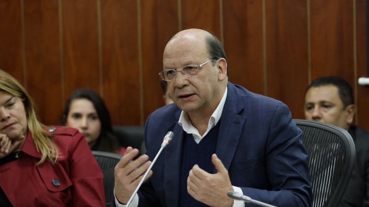 El ministro Germán Ávila aceptó retomar su silla en el emisor, aunque mantuvo sus críticas.