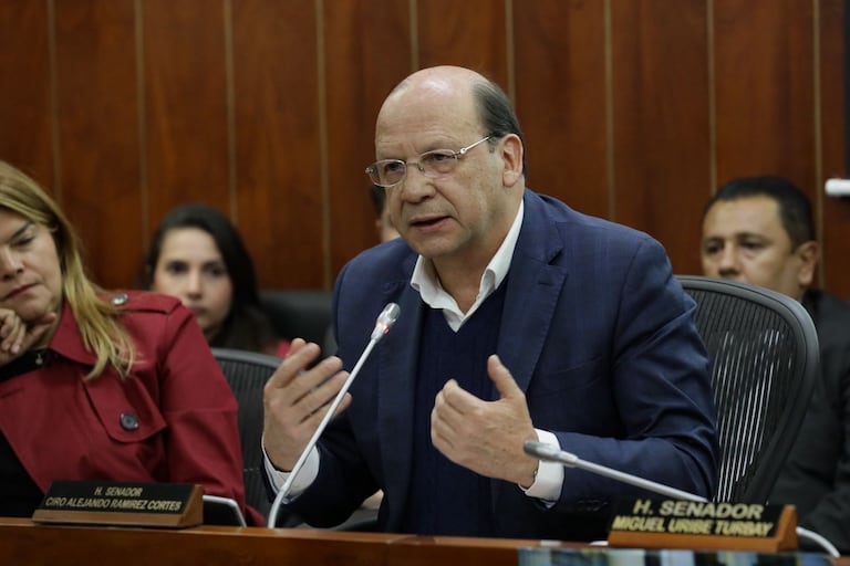 El ministro Germán Ávila aceptó retomar su silla en el emisor, aunque mantuvo sus críticas.