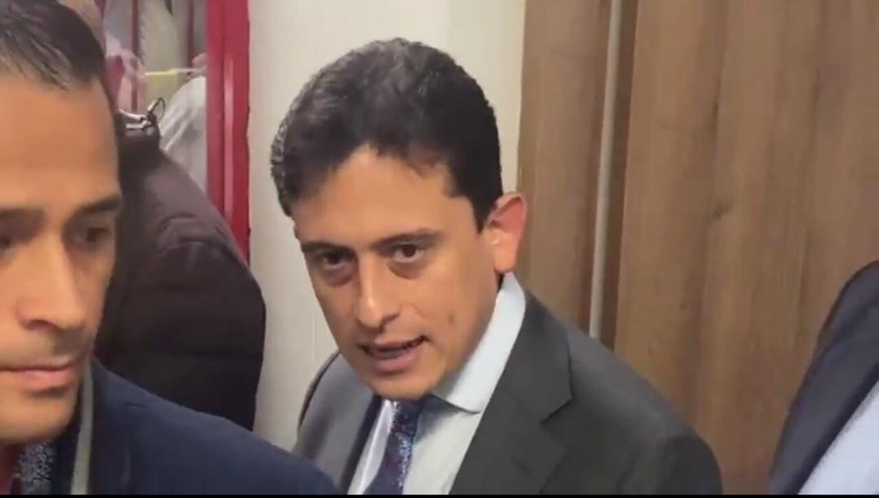 La tensión fue tanta que el director de la Dian, Luis Carlos Reyes, tuvo que ser rodeado por su esquema de seguridad.