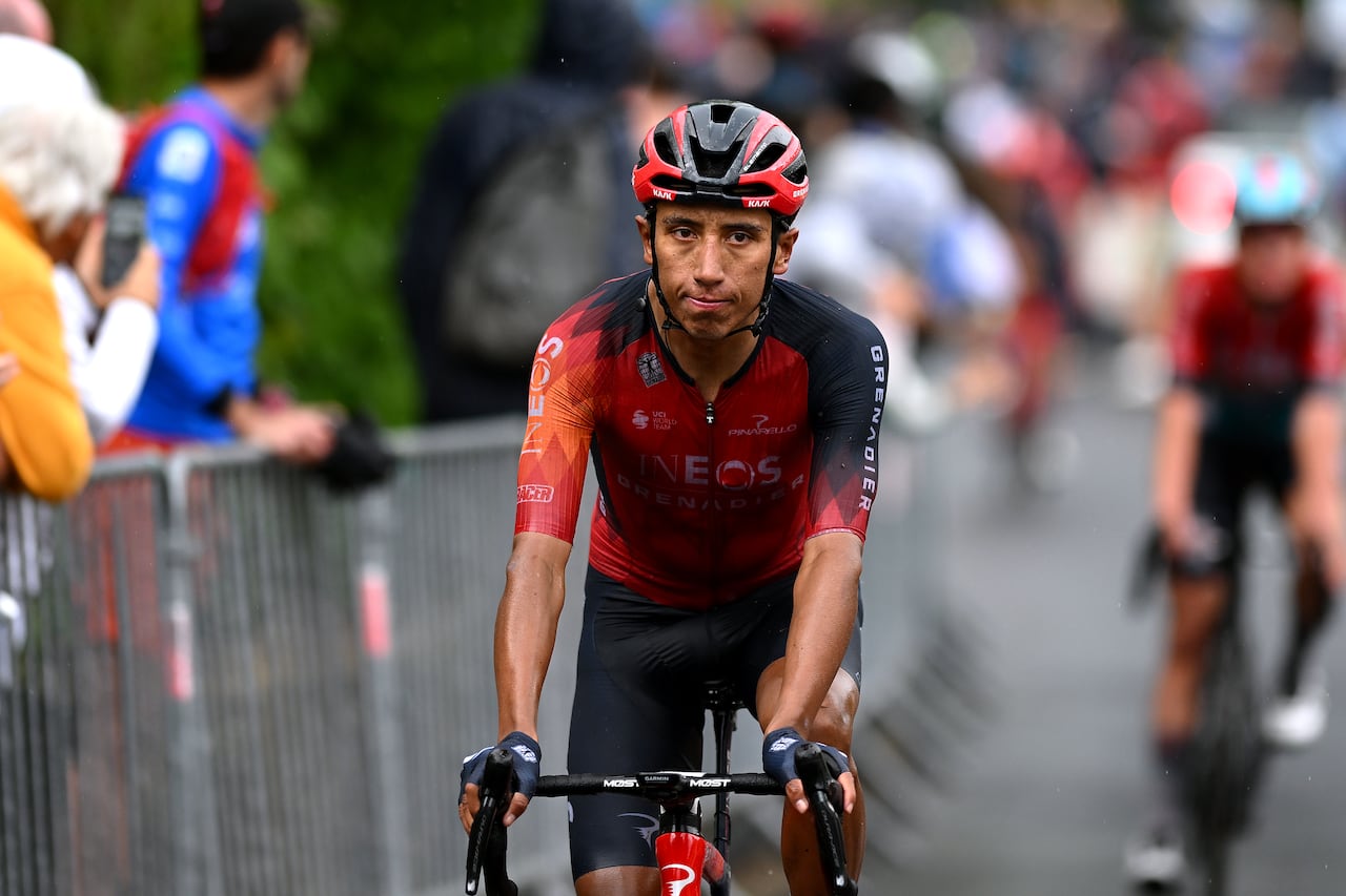 Egan Bernal de Colombia y Team INEOS Grenadiers cruzan la línea de meta durante el 75° Criterium du Dauphine 2023, Etapa 1, una etapa de 158 km de Chambon-sur-Lac a Chambon-sur-Lac.