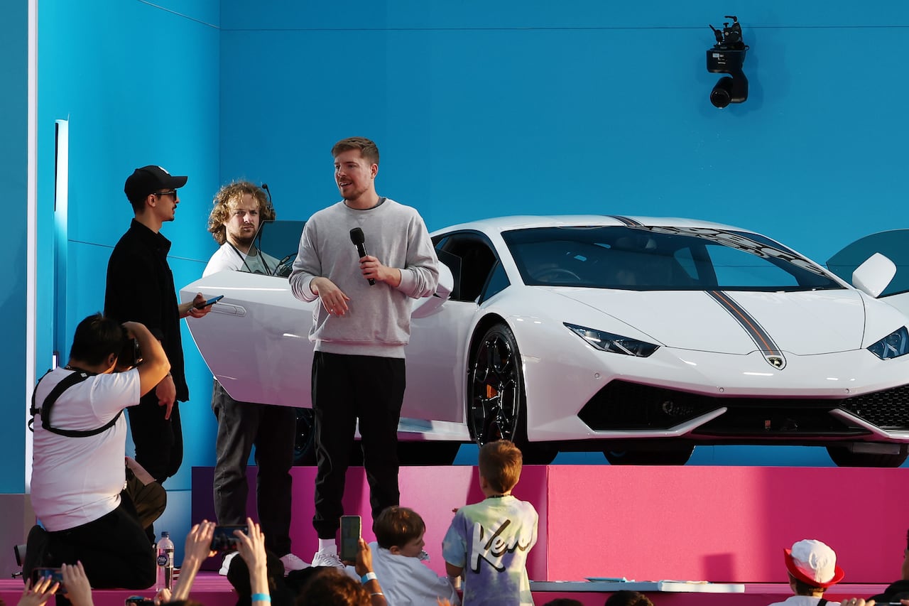 ames Stephen "Jimmy" Donaldson, también conocido como el YouTuber estadounidense MrBeast, aparece en el escenario durante el lanzamiento de MrBeast Feastables en la Ópera de Sídney el 26 de junio de 2024 en Sídney, Australia.