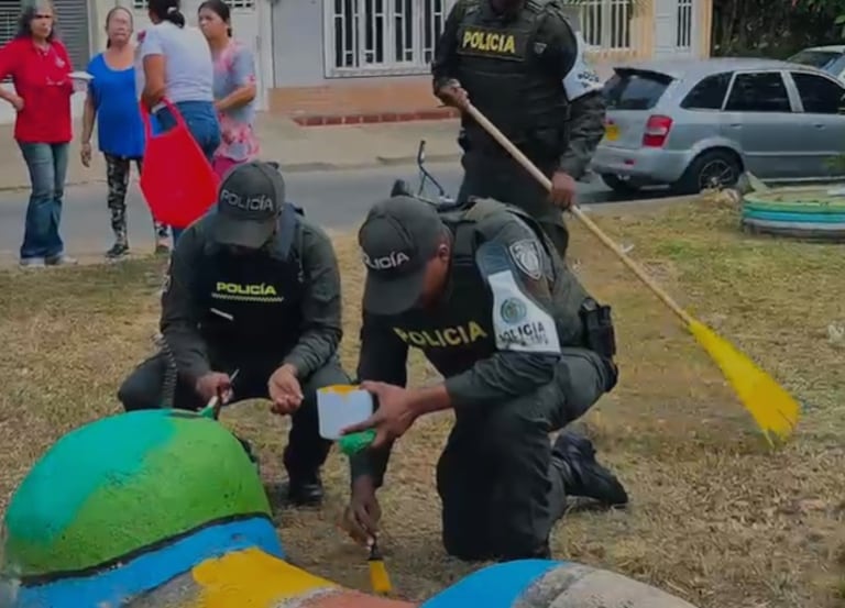 Las labores incluyeron limpieza general, poda de zonas verdes y pintura de mobiliario urbano, con el propósito de ofrecer espacios más seguros y agradables para las familias del sector.
